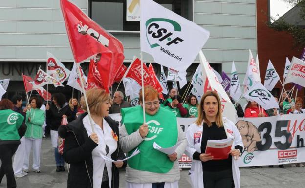 Concentración de protesta en la puerta dell Río Hortega. 