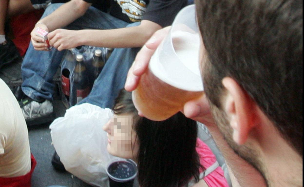 Jóvenes realizan un botellón en el centro de Segovia.