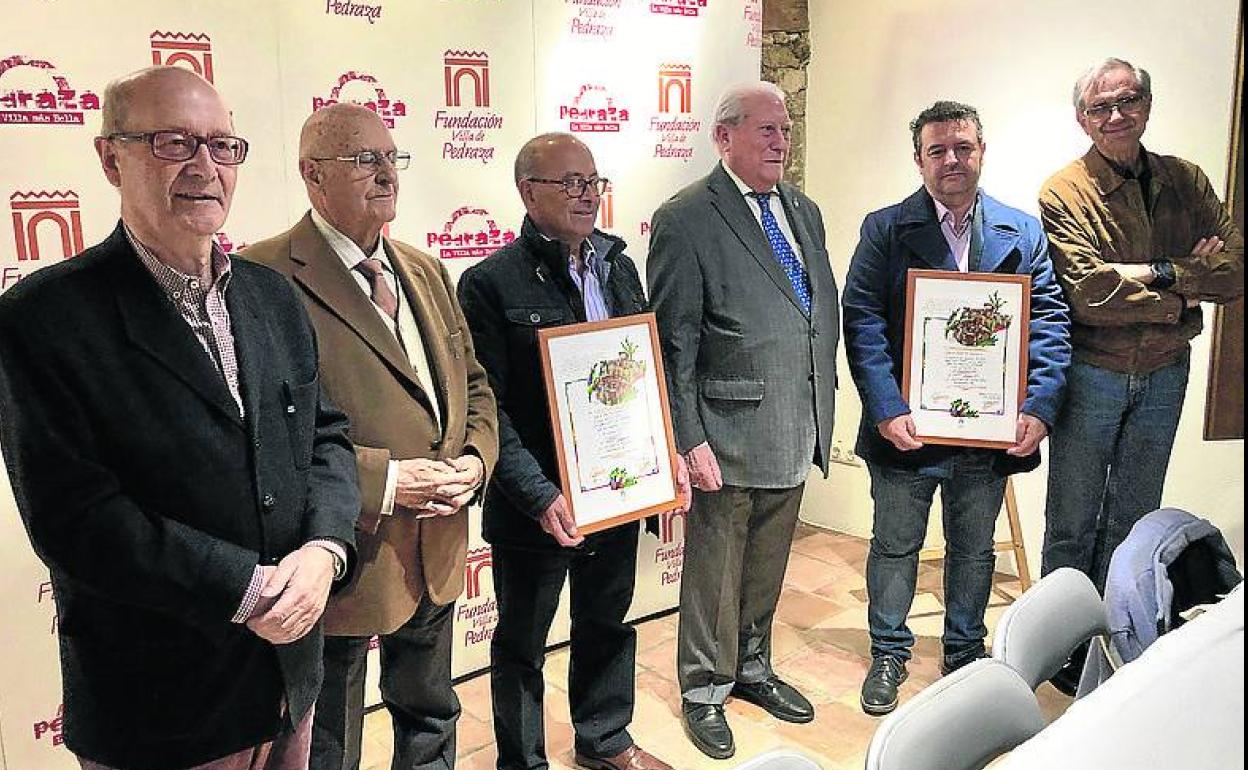 Los premiados, con sus títulos, junto a miembros de la Fundación. 