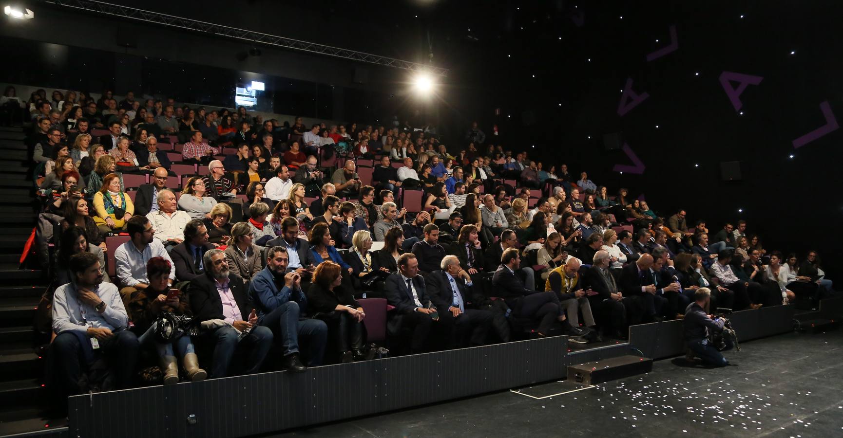 El festival entrega el galardón a la bodega en reconocimiento a su trayectoria desde 1927 como pionera de la Ribera del Fuero | La gala fue presentada por la actriz Ana Arias
