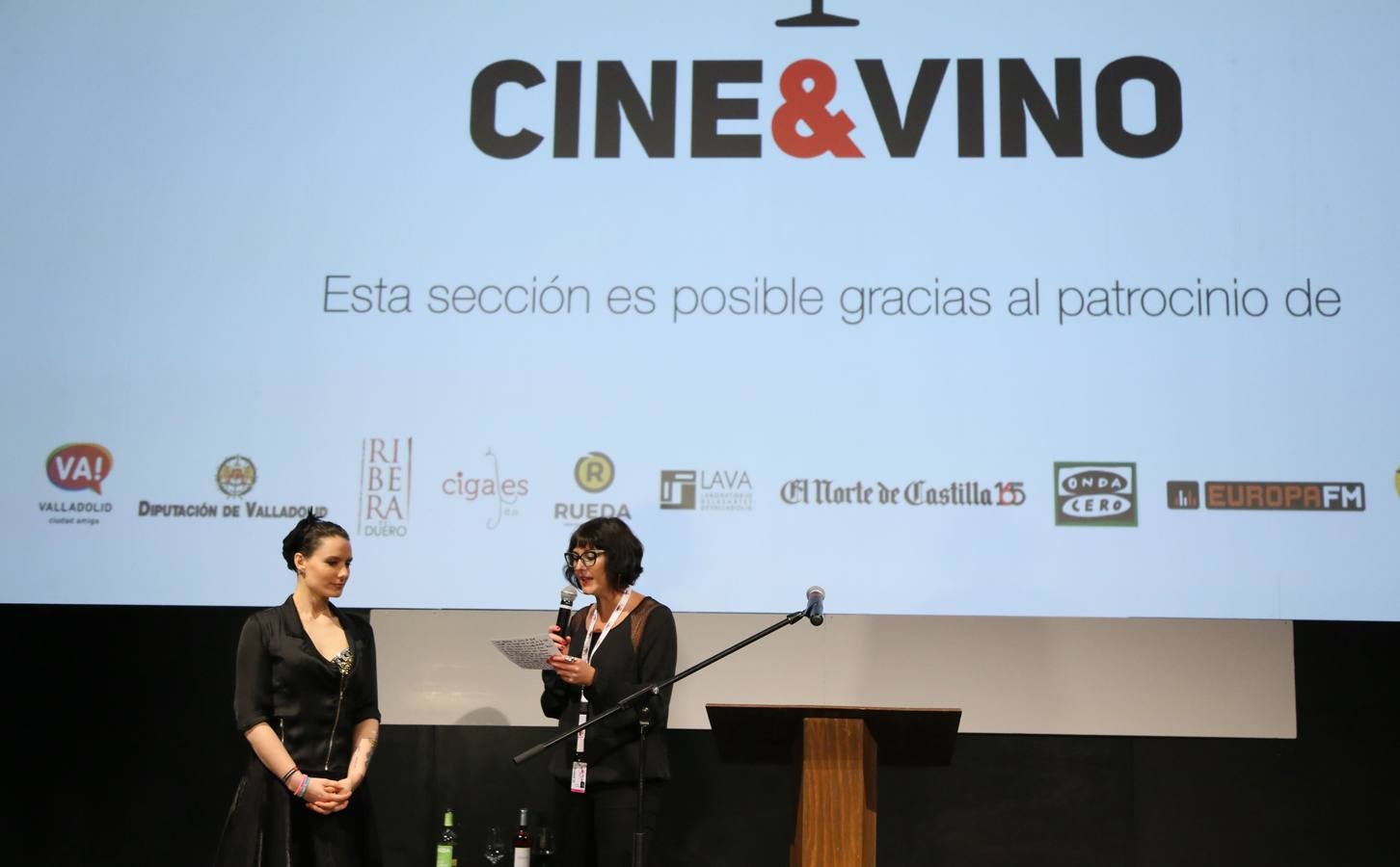 El festival entrega el galardón a la bodega en reconocimiento a su trayectoria desde 1927 como pionera de la Ribera del Fuero | La gala fue presentada por la actriz Ana Arias