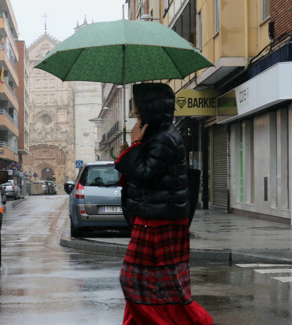 Lloverá durante todo el día pero a media mañana la lluvia ha arreciado en la capital formando balsas de agua. 