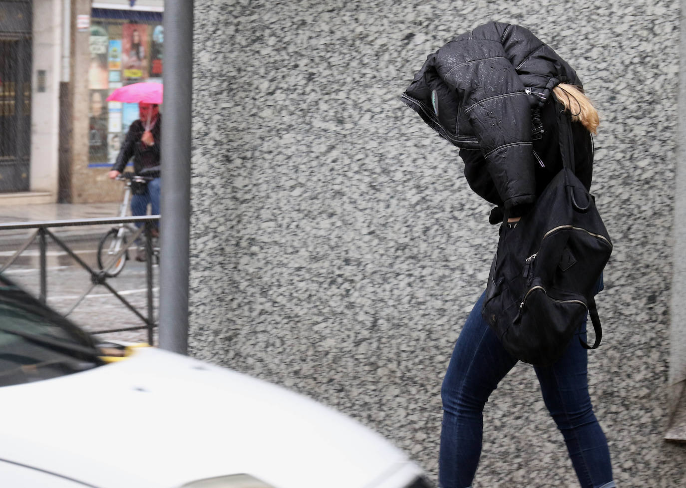 Lloverá durante todo el día pero a media mañana la lluvia ha arreciado en la capital formando balsas de agua. 