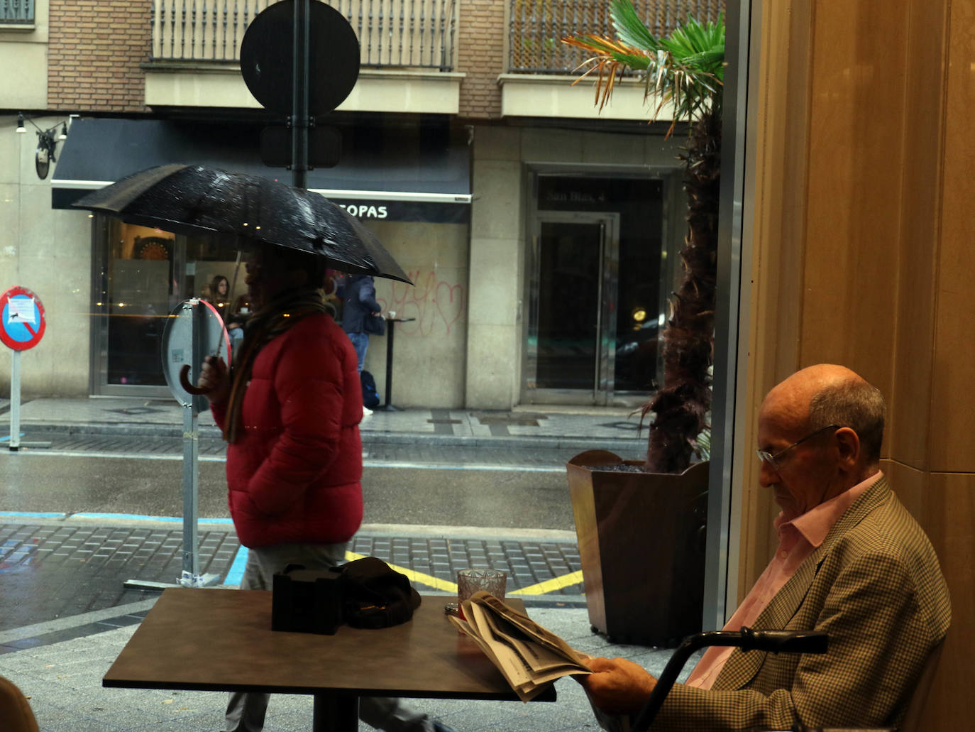 Lloverá durante todo el día pero a media mañana la lluvia ha arreciado en la capital formando balsas de agua. 