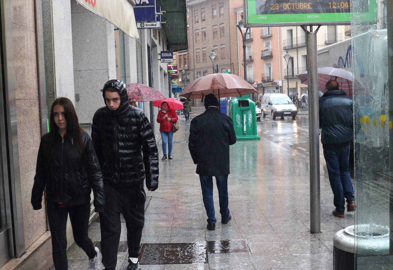 Lloverá durante todo el día pero a media mañana la lluvia ha arreciado en la capital formando balsas de agua. 