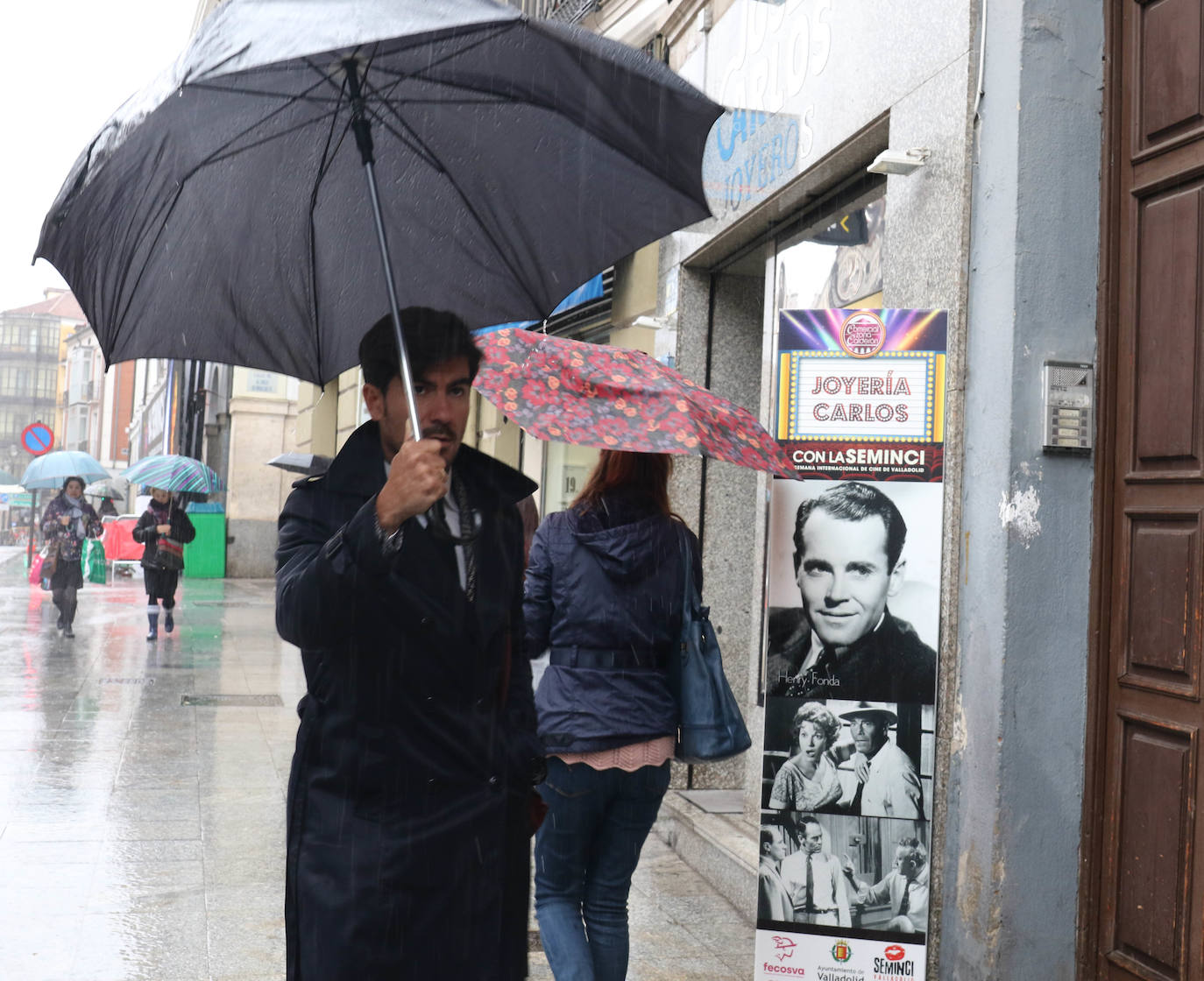Lloverá durante todo el día pero a media mañana la lluvia ha arreciado en la capital formando balsas de agua. 