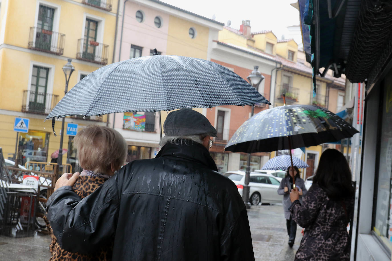 Lloverá durante todo el día pero a media mañana la lluvia ha arreciado en la capital formando balsas de agua. 