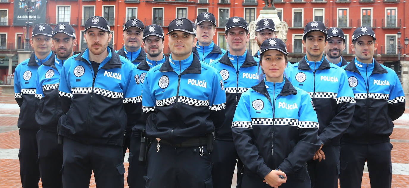 Los agentes, tras tomar posesión. 