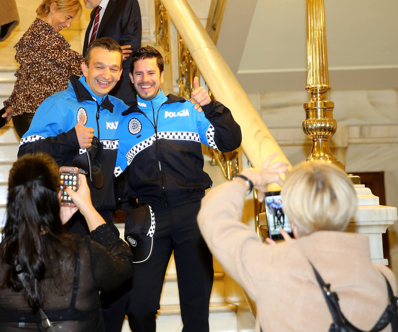 Los agentes, tras tomar posesión. 