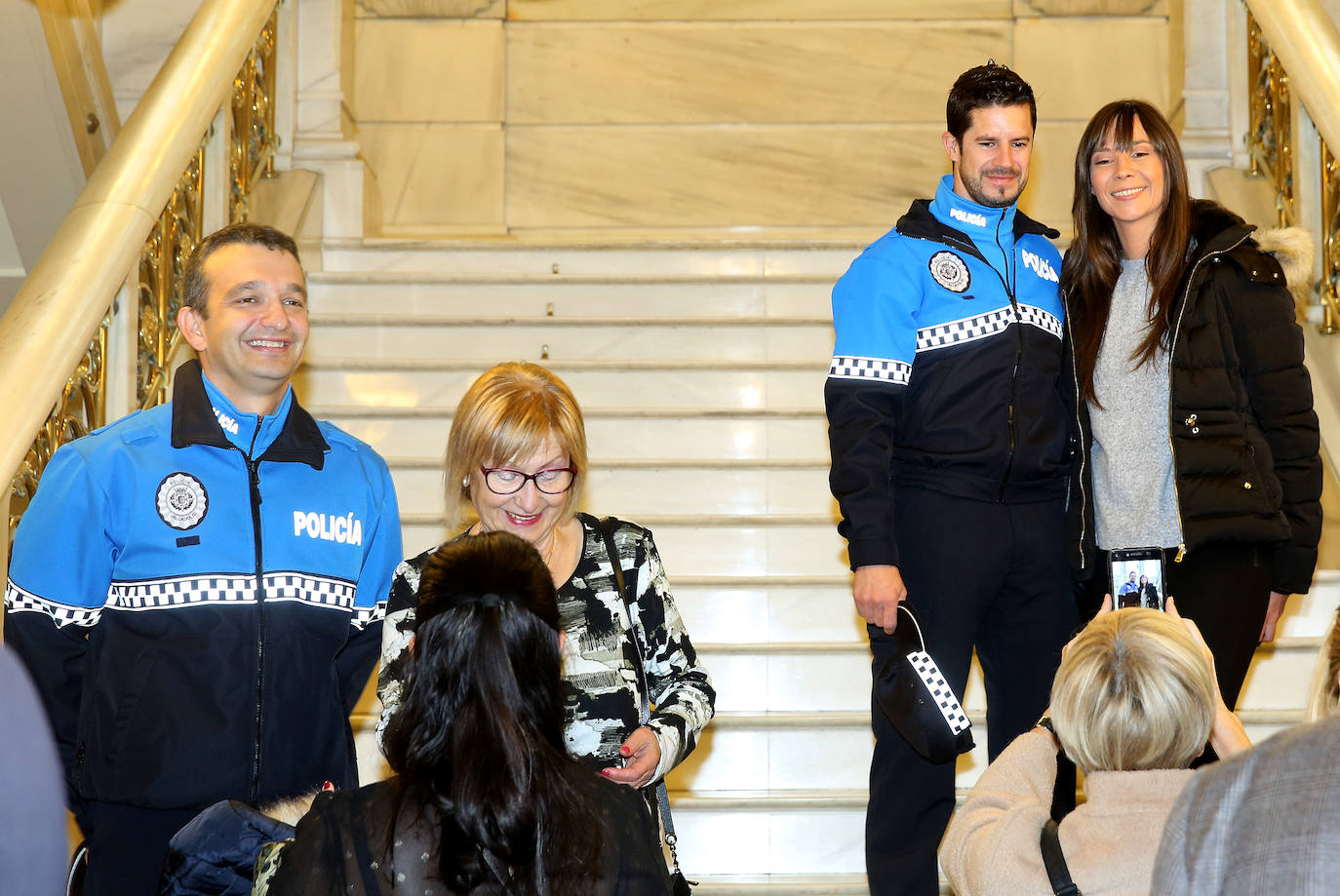 Los agentes, tras tomar posesión. 