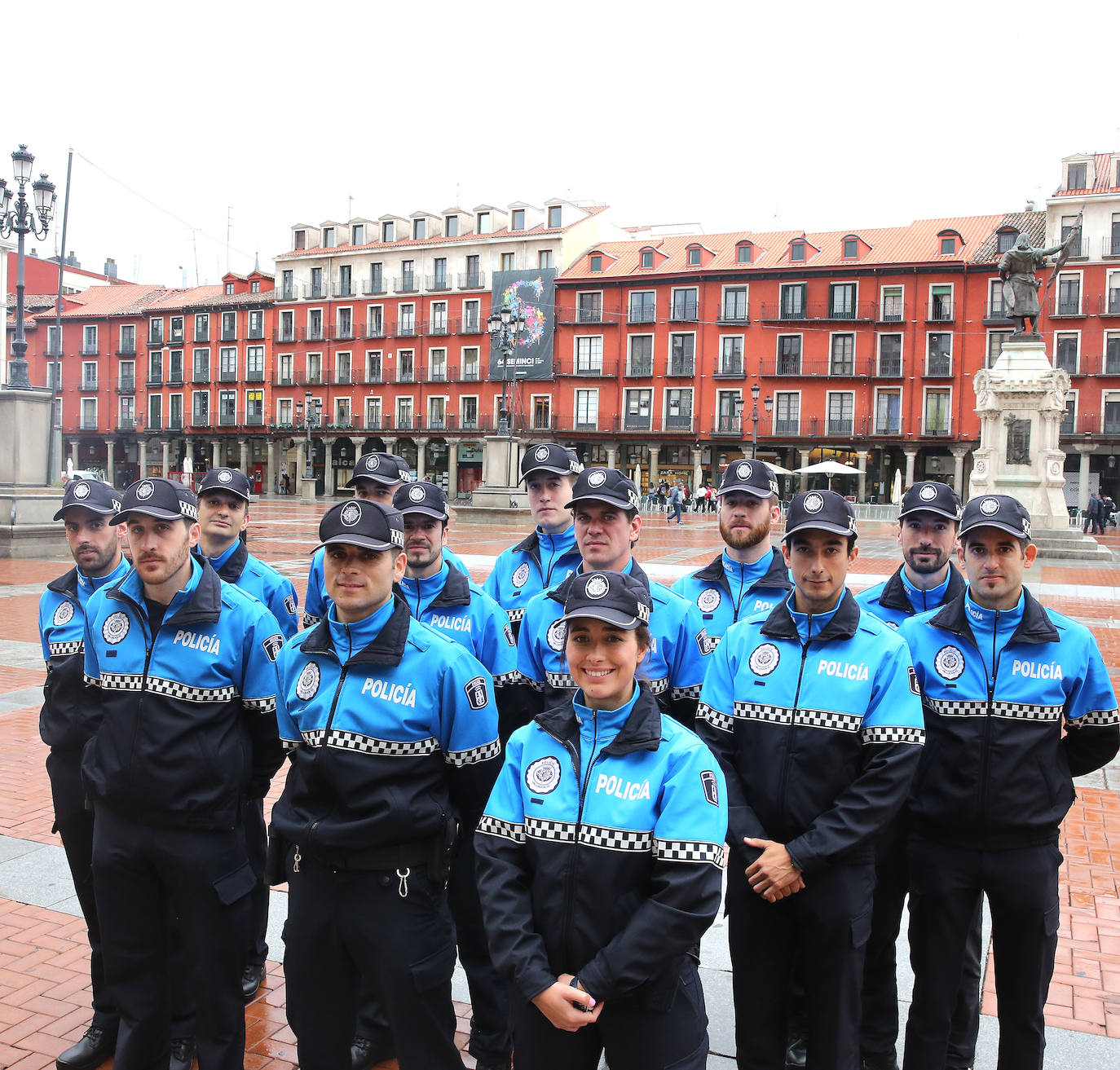 Los agentes, tras tomar posesión. 