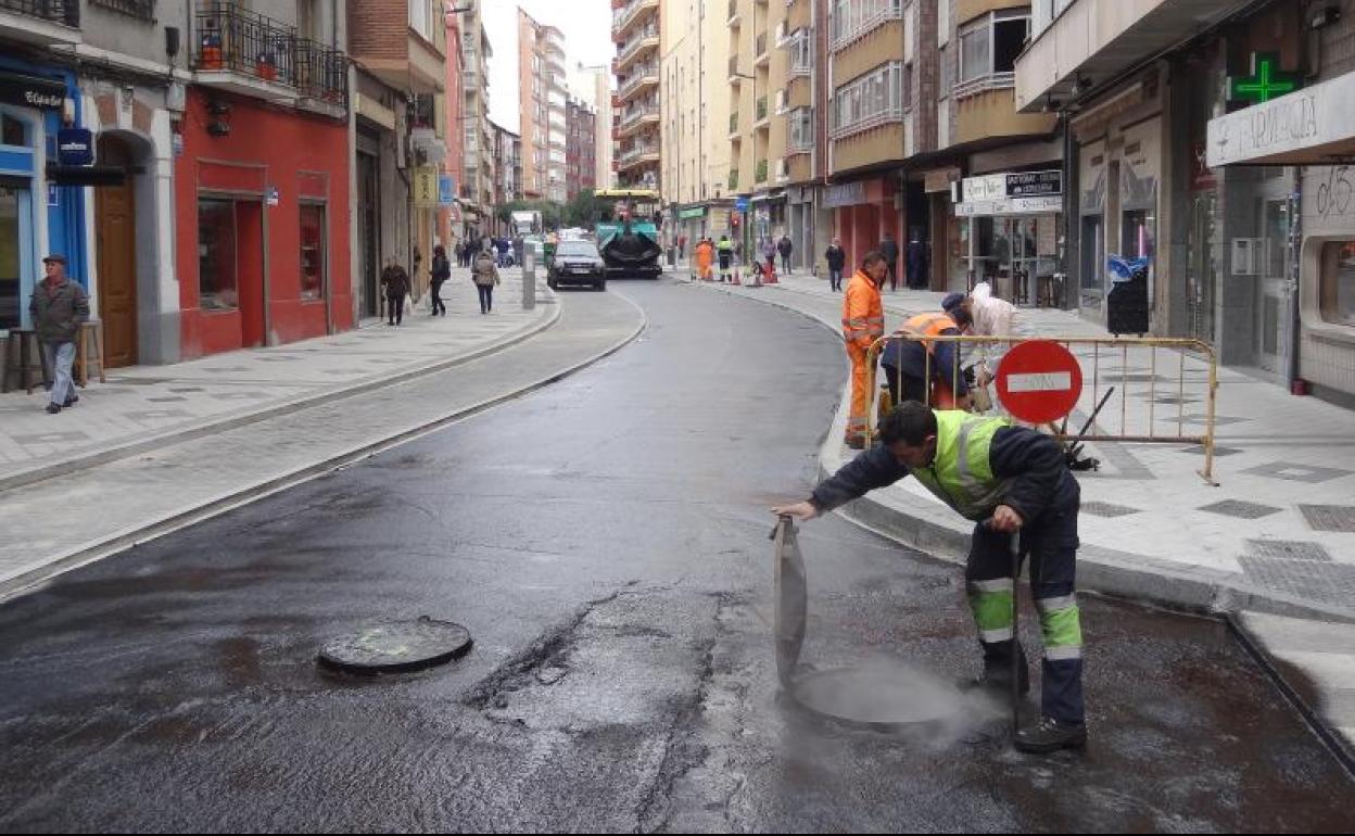 Un operario ventila la arqueta del colector durante el asfaltado del último tramo de Panaderos.