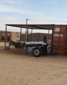 Imagen secundaria 2 - Un carro reparte los sacos de ayuda humanitaria por los dispensarios locales. Debajo, rediles fabricados con chatarra para albergar los rebaños de cabras en los campos de refugiados.