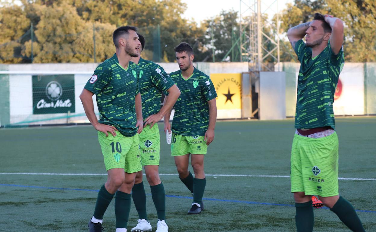 Los jugadores del CDGuijuelo se lamentan tras una derrota en el Municipal esta temporada.