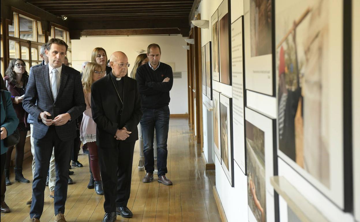 El presidente de la Diputación, Conrado Íscar, y el arzobispo Ricardo Blázquez, en la inauguración de la muestra. 