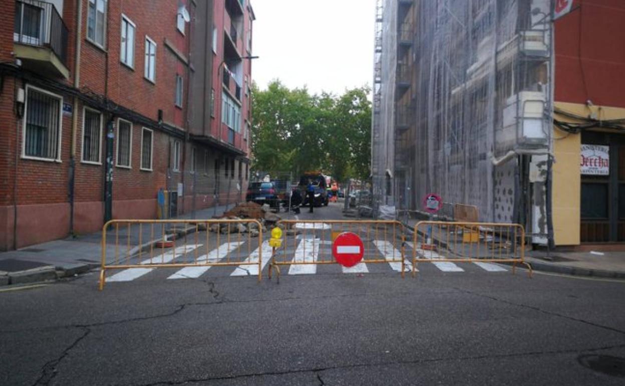 Tramo de la calle San Sebastián cortada al tráfico.