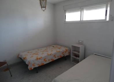 Imagen secundaria 1 - Fachada e interior del apartamento que la UVA subasta en Benidorm. 