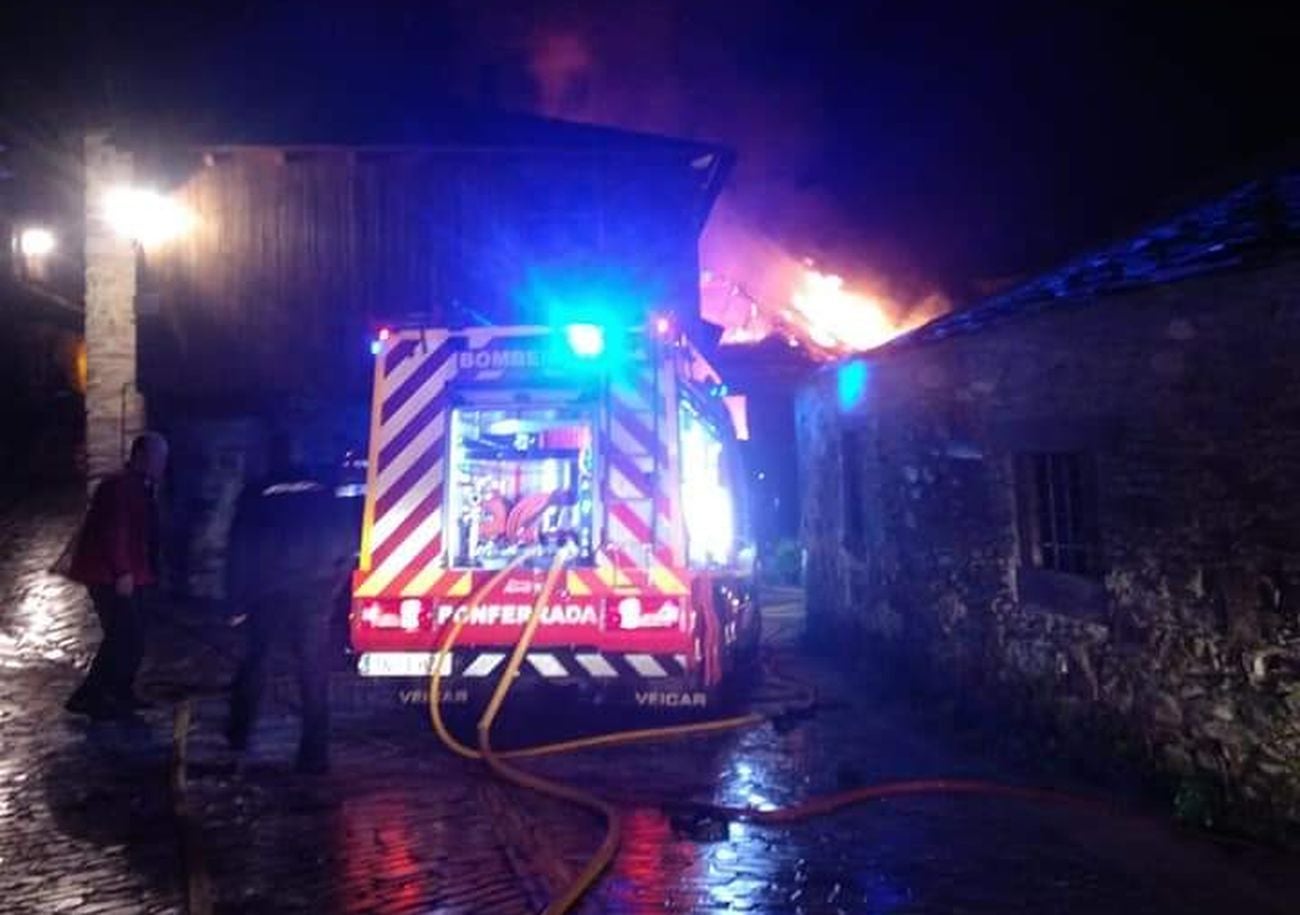 Incendio de varias casas en la localidad de Santiago de Peñalba. Este lunes, bajo la lluvia, se han apreciado los daños.