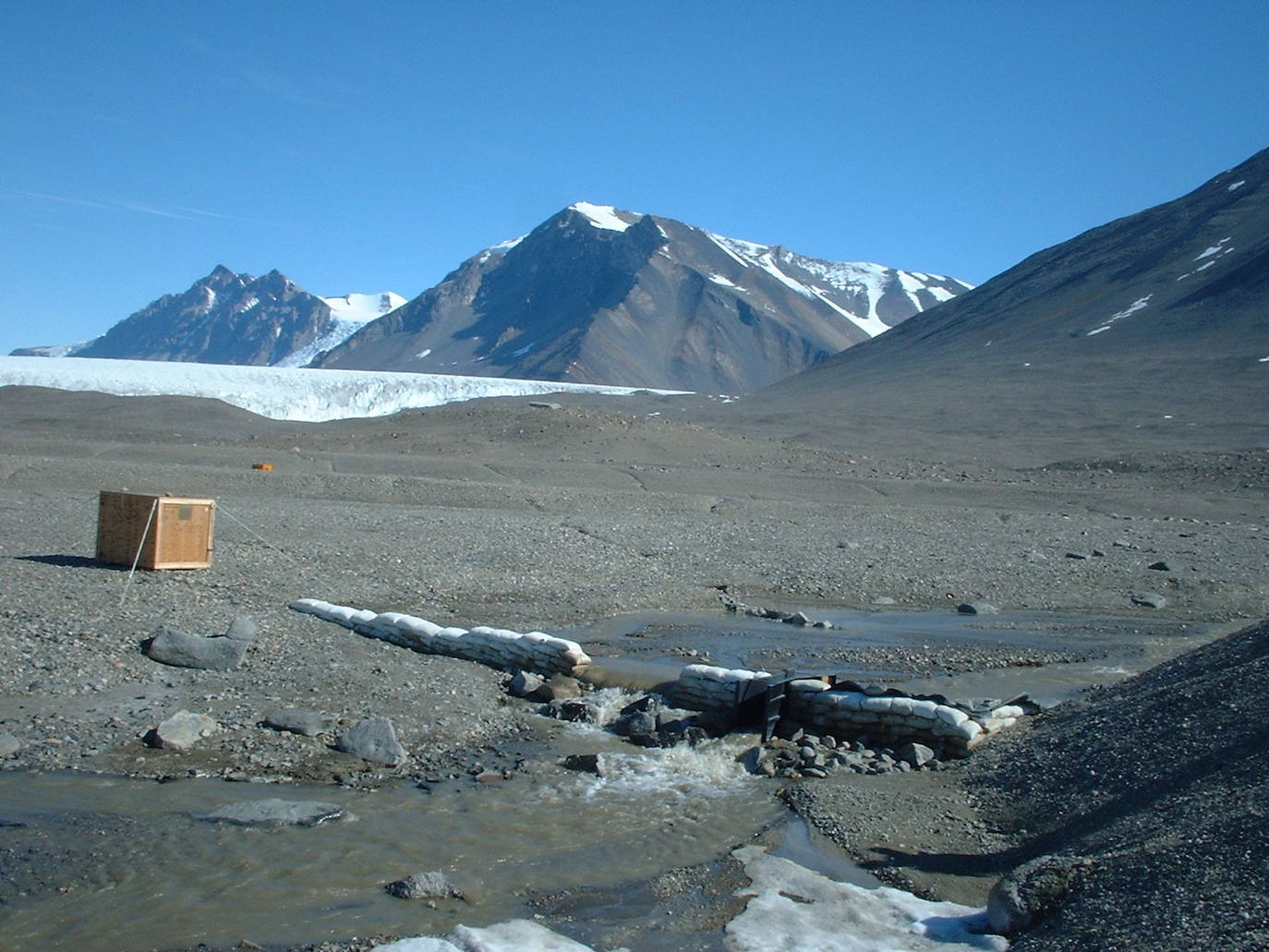 Valles Secos (Antártida) | Suelos de grava áridos que hacen de él otro lugar en la Tierra que podría pasar por Marte. Es una zona sin casi humedad y, a pesar de estar en la Antártida, no tiene nada de nieve. Es una de las zonas desérticas más secas del mundo.