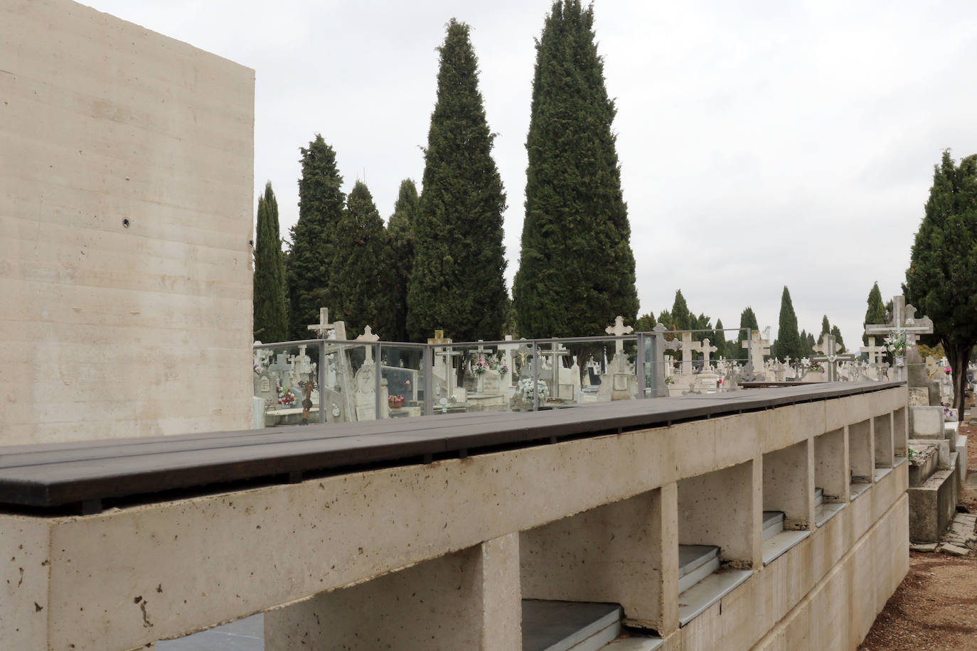 Decenas de personas se han dado cita este jueve sen el cementerio del Carmen de Valladolid