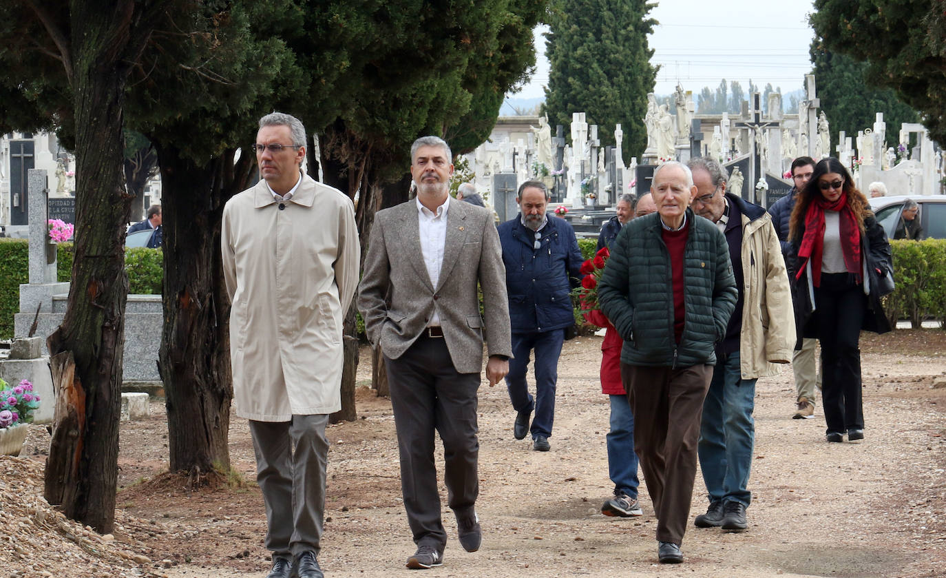 Decenas de personas se han dado cita este jueve sen el cementerio del Carmen de Valladolid