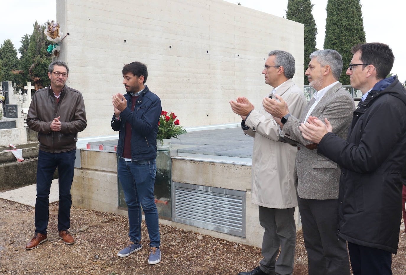 Decenas de personas se han dado cita este jueve sen el cementerio del Carmen de Valladolid