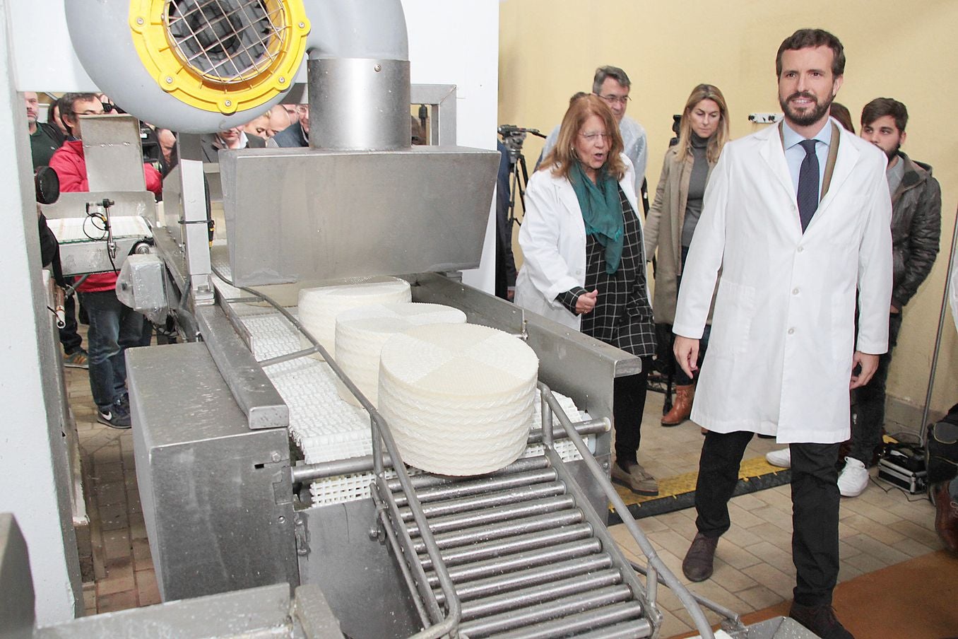 Pablo Casado recorre las instalaciones de quesos Marsan durante su visita a León.