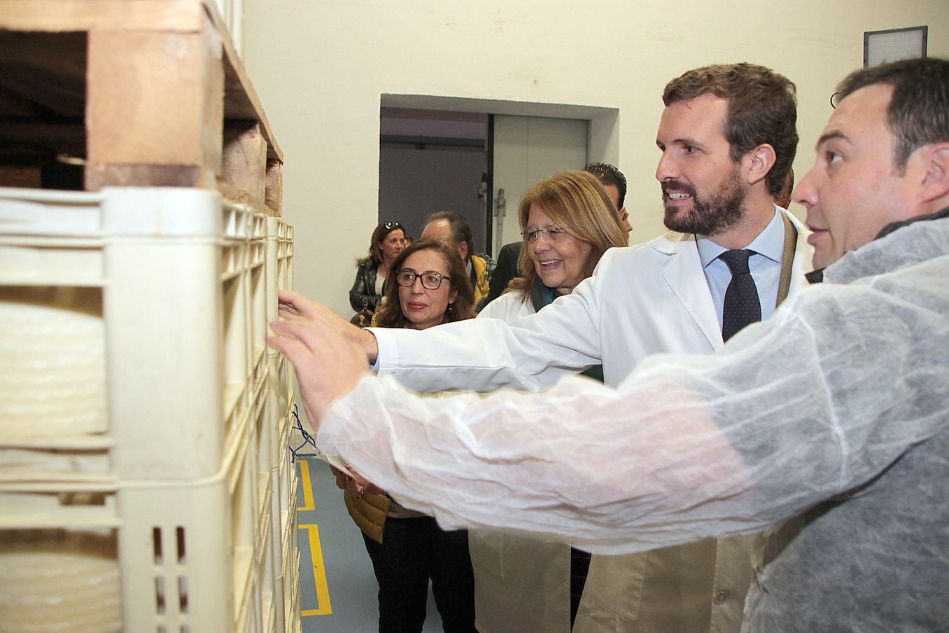 Pablo Casado recorre las instalaciones de quesos Marsan durante su visita a León.