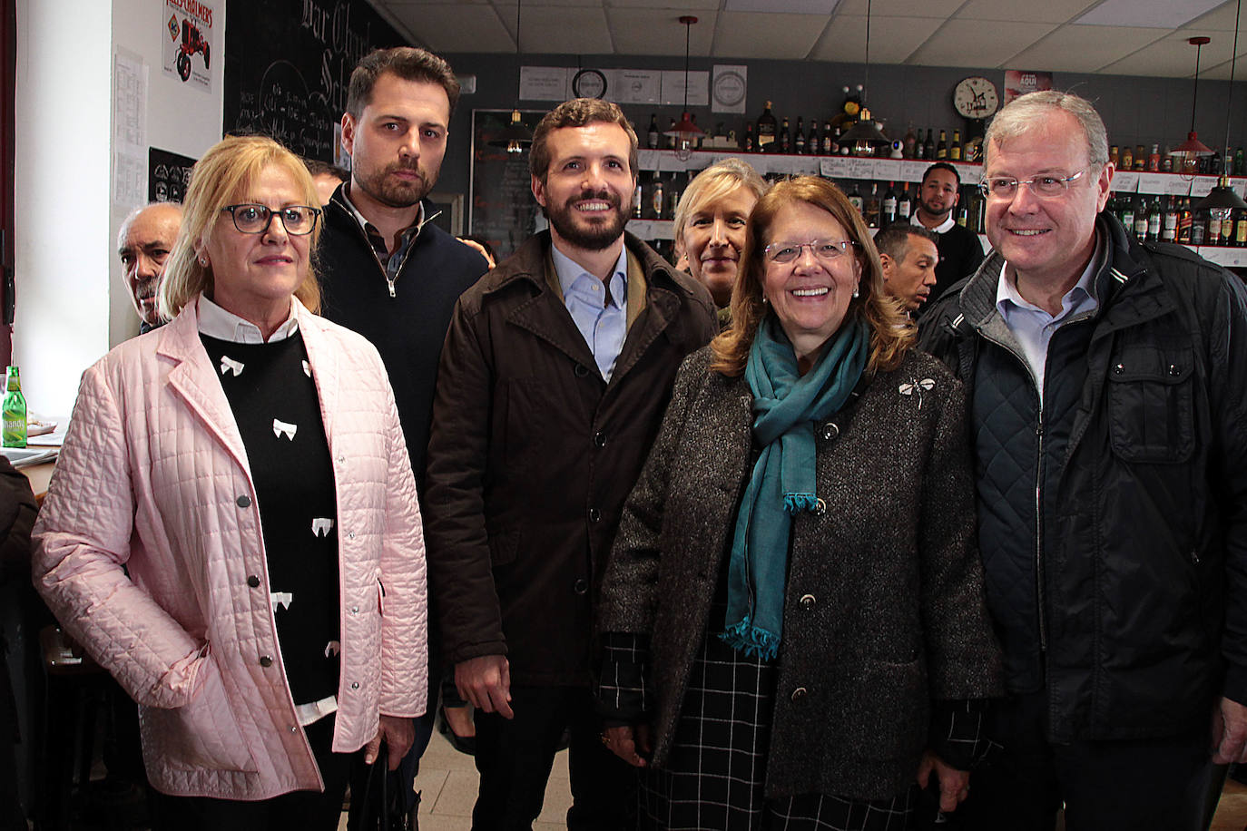 Pablo Casado recorre las instalaciones de quesos Marsan durante su visita a León.