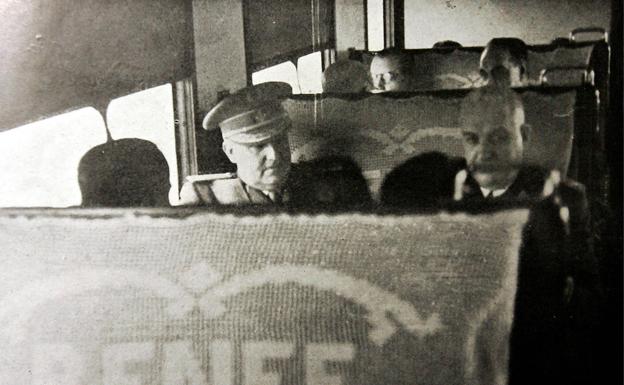 Imagen principal - Sobre estas líneas, Franco en el tren, junto a su ministro de Obras Públicas, Fernández Ladreda. Abajo, recibimiento en la estación de Segovia. 