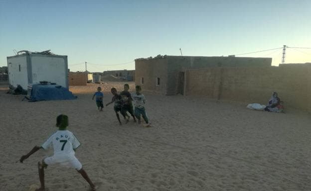 Imagen principal - Un grupo de niños saharauis, en el campamento de Lagüera. 