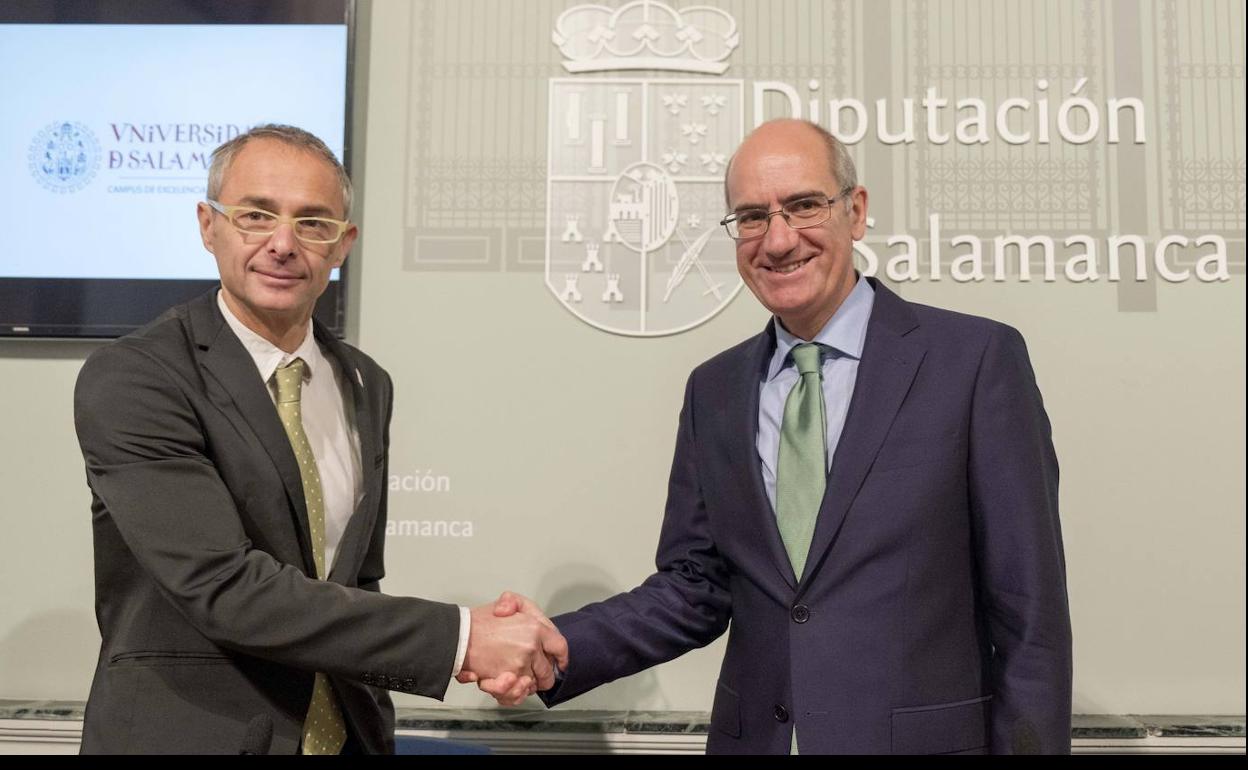 Ricardo Rivero yJavier Iglesias estrechan sus manos como símbolo de su colaboración. 