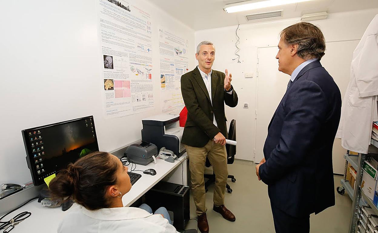 El alcalde (derecha), en su visita de ayer al Instituto de Neurociencias. 