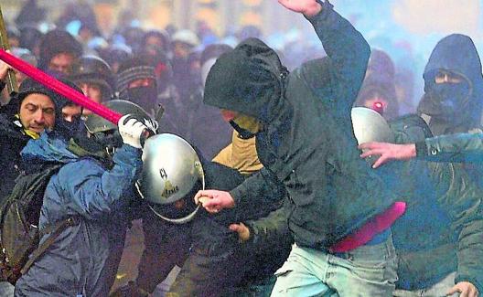 Radicales apalean a un policía en Roma durante una protesta en 2010 contra Berlusconi