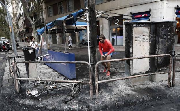 Destrozos en Barcelona tras los recientes disturbios.