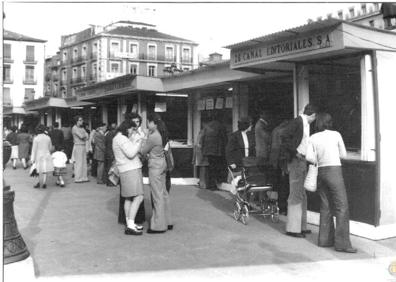 Imagen secundaria 1 - Concentración estudiantil en la Plaza Mayor. Feria del Libro y expositor de vehículos en la Feria de Muestras. 