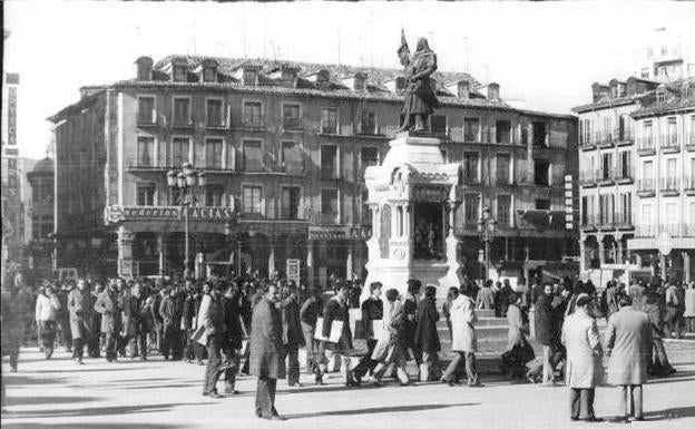 Imagen principal - Concentración estudiantil en la Plaza Mayor. Feria del Libro y expositor de vehículos en la Feria de Muestras. 