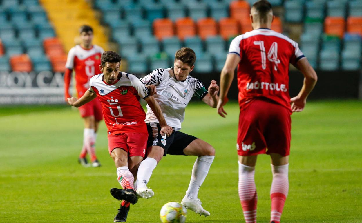 Una acción del partido ante el Móstoles. 