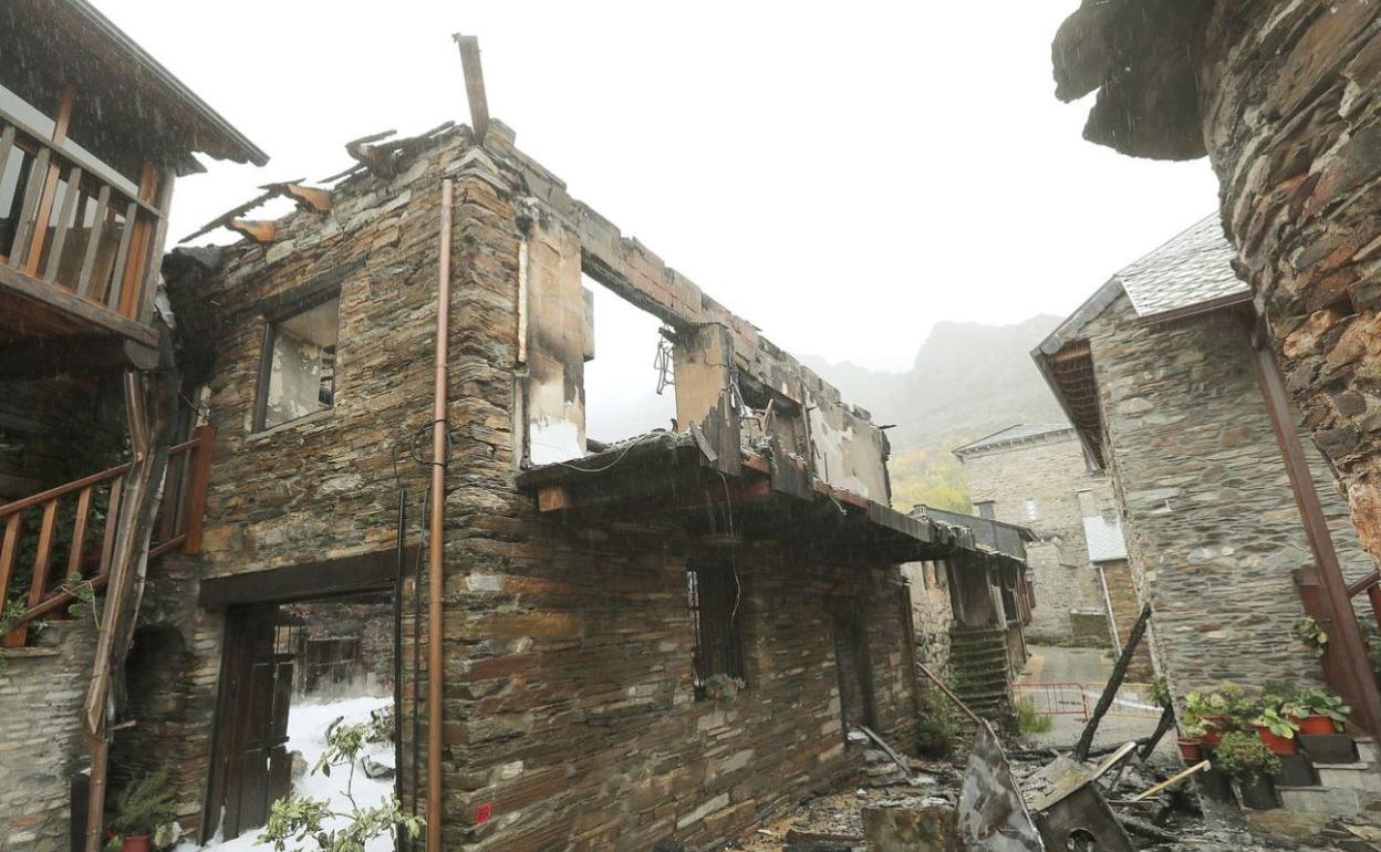 Restos de la vivienda calcinada, este jueves, bajo la lluvia. 