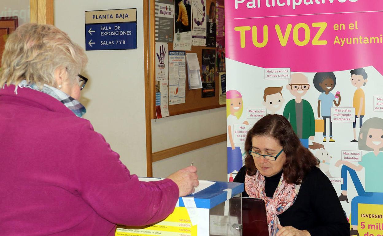Votación de los presupuestos participativos en el Centro Cívico Rondilla.