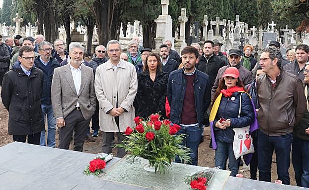 Asistentes al homenaje a los represaliados en el cementerio del Carmen.