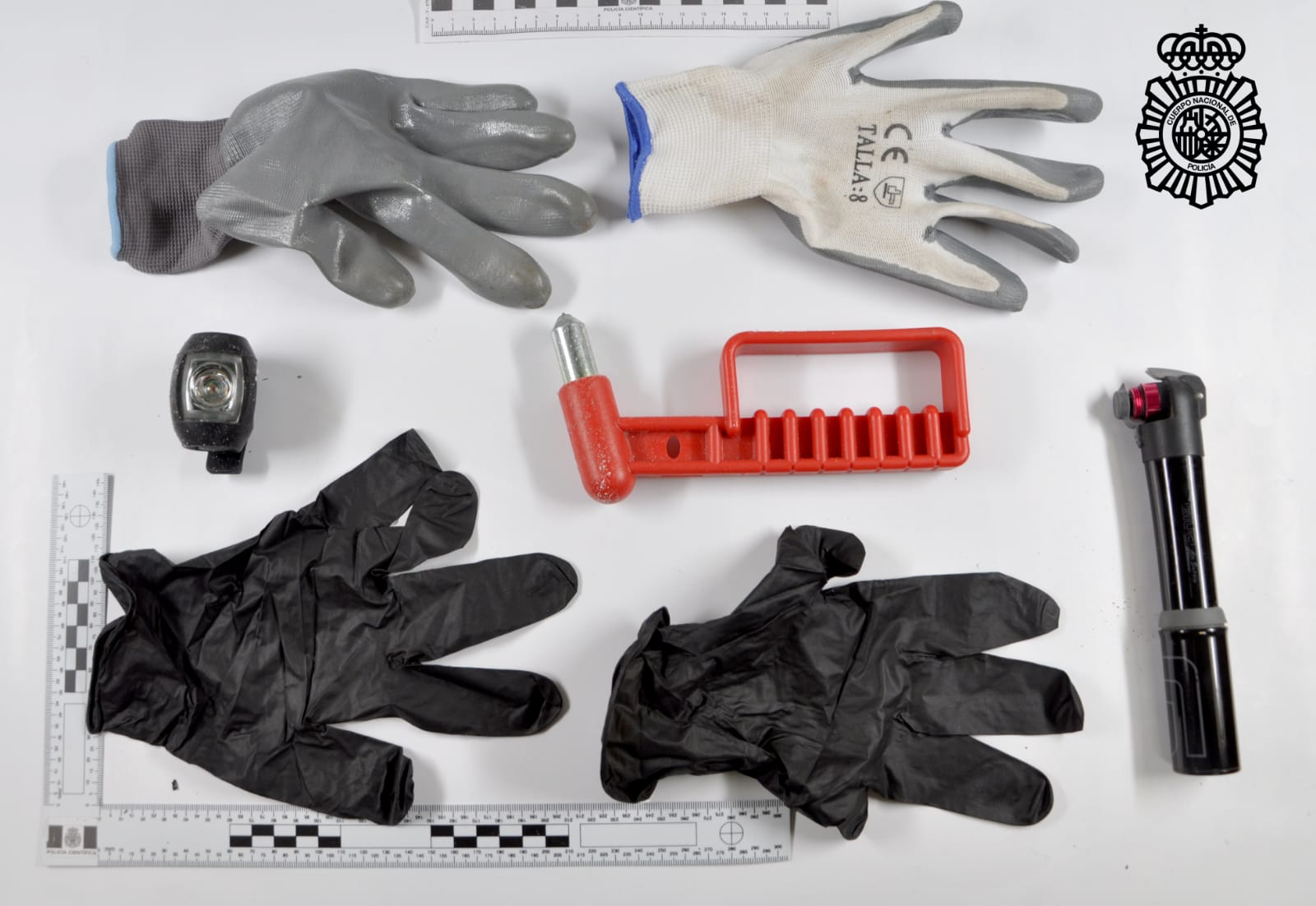 Objetos que el sujeto portaba en su mochila en el momento de su detención. 