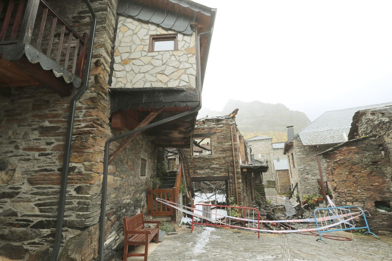 Incendio de varias casas en la localidad de Santiago de Peñalba. Este lunes, bajo la lluvia, se han apreciado los daños.
