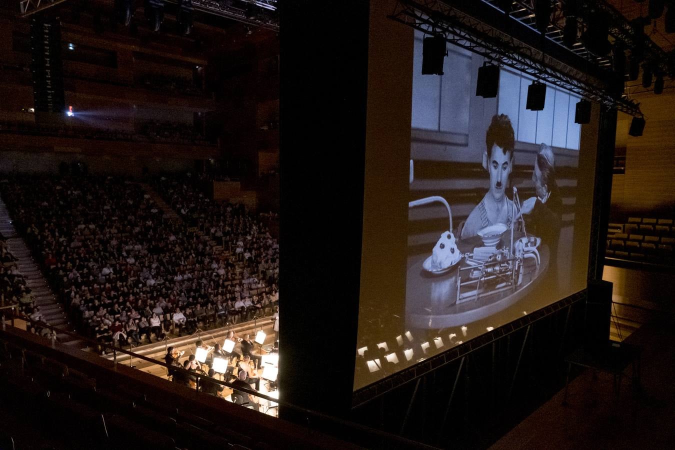 Proyección de 'Tiempos modernos', el clásico de Charles Chaplin, en la sala sinfónica del Centro Cultural Miguel Delibes.
