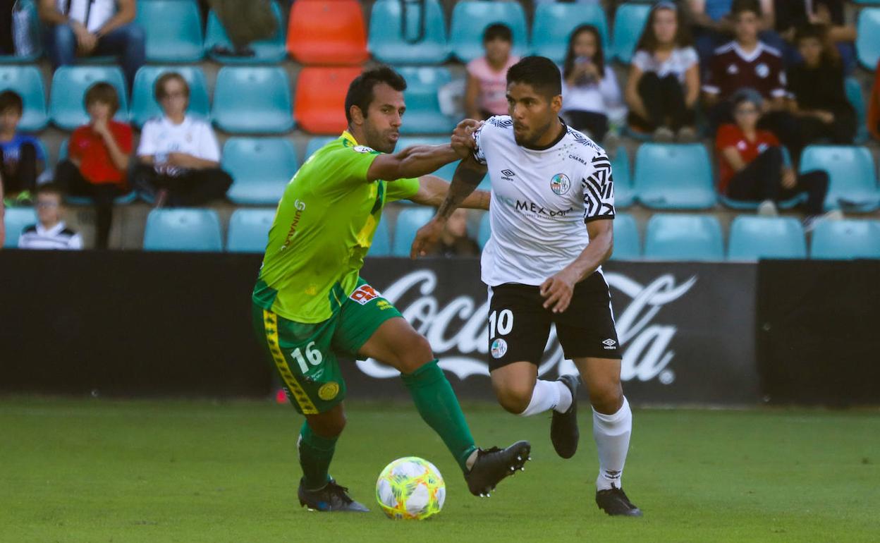 Portila y Martín Galván, en una acción del derbi en el Helmántico.