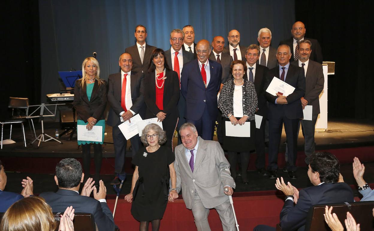 El decano y los 16 homenajeados ayer durante la gala de aniversario.