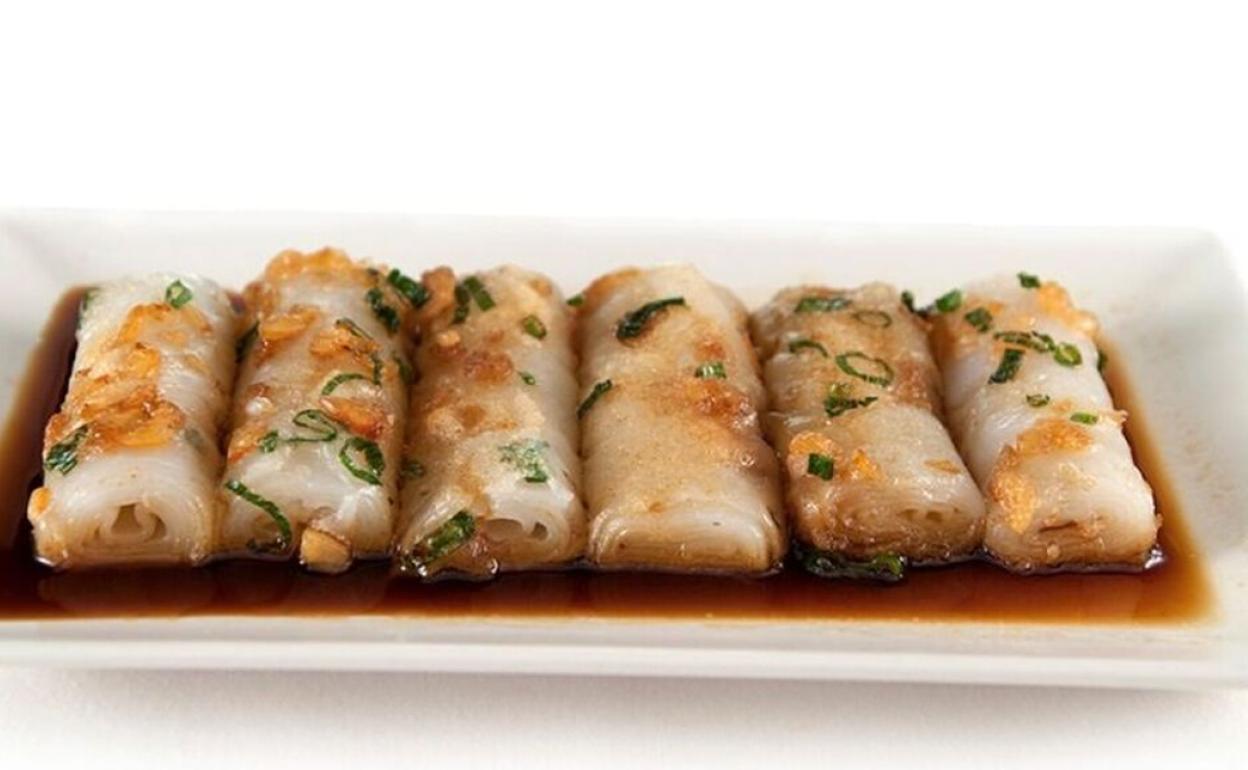 Canelones chinos rellenos de gambas secas y cebolleta.