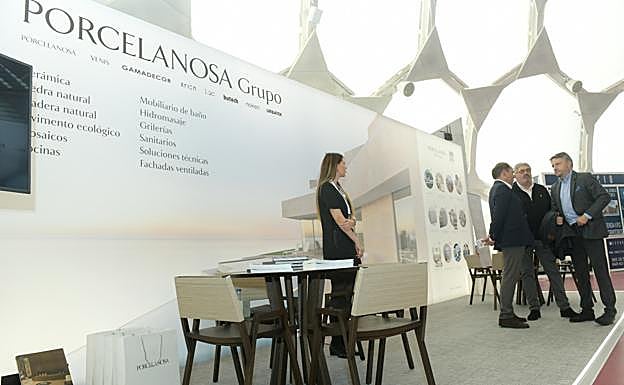Imagen principal - Porcelanosa vuelve a tener presencia con un expositor en esta edición de la Feria Inmobiliaria; dos promotores explican sus promociones y Vía Célere arrancó la FIVA con mucha actividad.