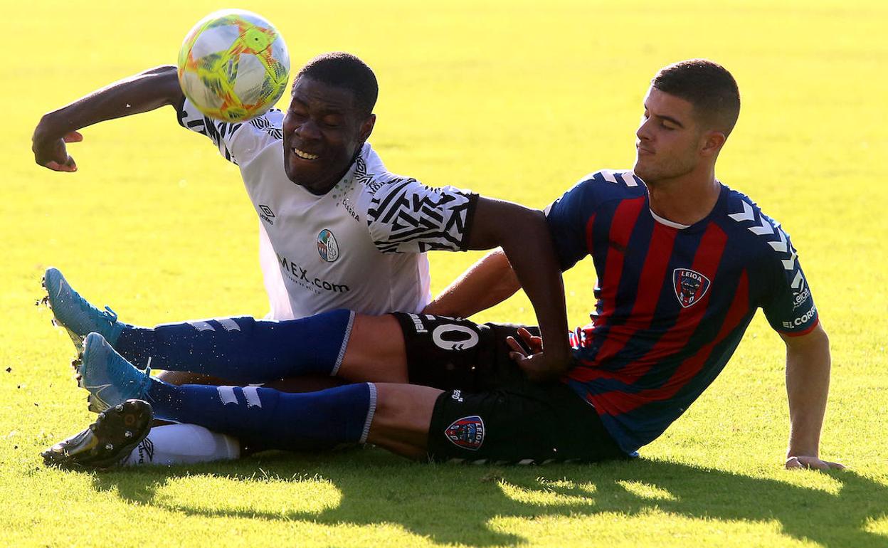 One, del Salamanca CF UDS, ante un rival del Leioa. 