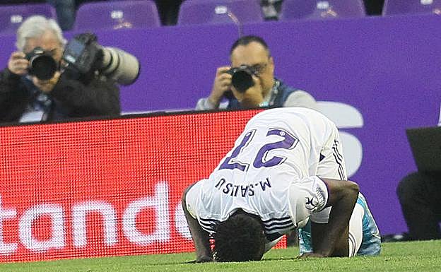 Salisu se arrodilla para rezar tras marcar el segundo gol, su primer tanto como profesional. 
